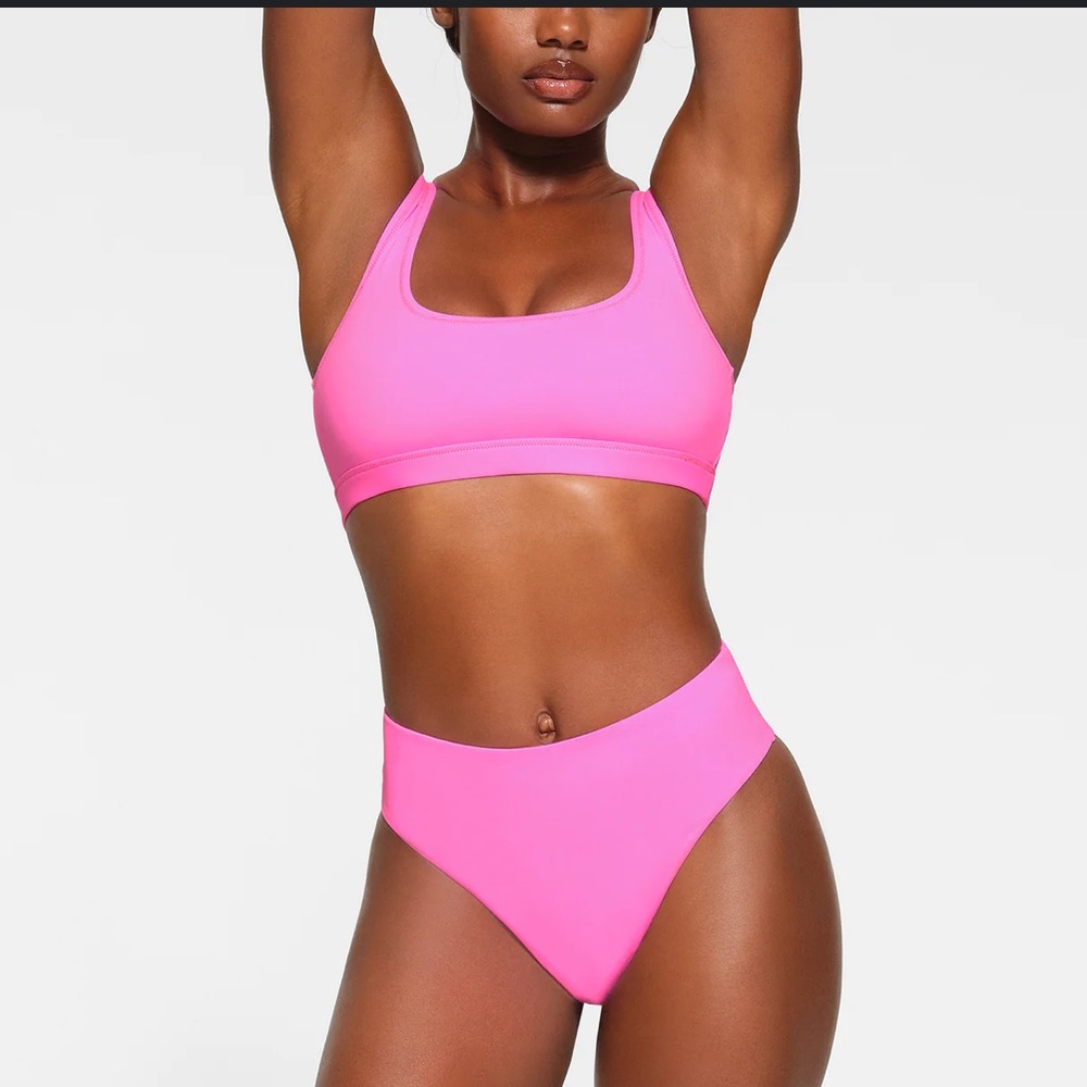 Skims Taffy mid wait bikini set